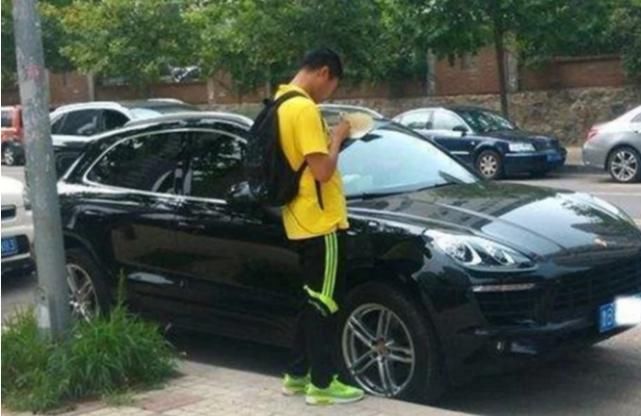 挪车电话|马路上出现“抄号族”,一天能赚好几百,车主:真想揍他们一顿