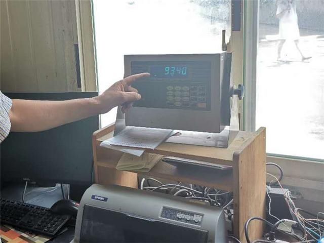  瘸腿|超载369%小货车跑“瘸腿”司机谎报重量“累”坏排障车