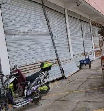  折断|今晨海安突发大风，屋顶被掀翻，树枝被折断，太阳能热水器掉落...