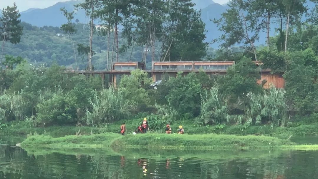 陷入|松阳俩女子入河抓螺蛳,结果脚陷入泥土,动弹不得……