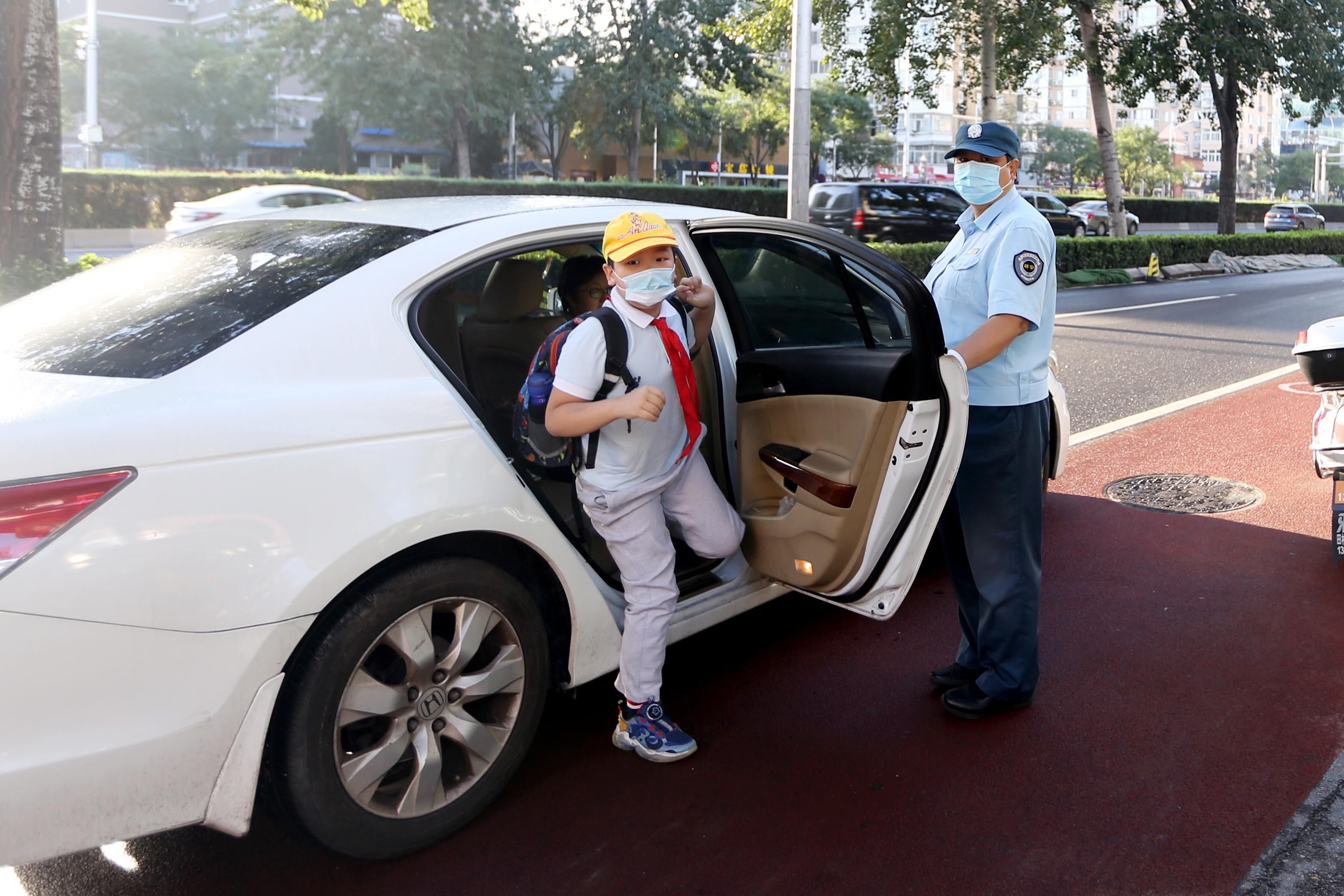  实验小学|薪火传承 赓续前行——开学首日“宝来”身影照亮学途