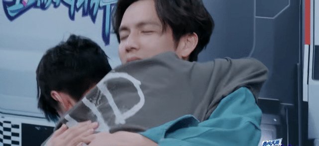  开心|王一博抢人成功, 开心到耳根发红, 主动拥抱其他队长送安慰