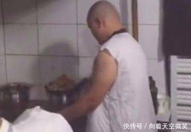 女子|女子菜里发现头发,要求饭店赔偿,到厨房看到厨师后瞬间尴尬了