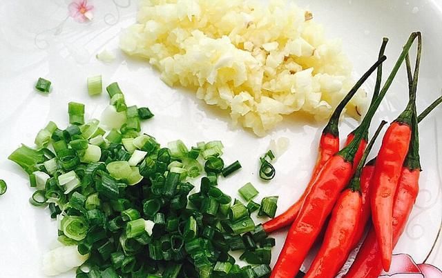  凉拌菜|夏天想要清凉解暑，凉拌菜必不可少！凉拌菠菜，味在嘴里爽到心里