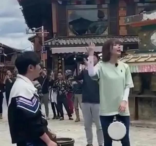  石碑|郭京飞王珞丹坐景区雕塑踩石碑, 网友怒骂太不文明, 文旅局回应打脸键盘侠