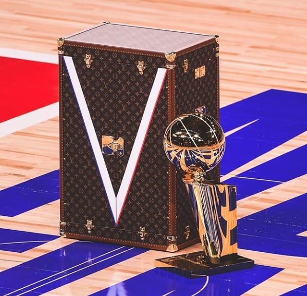 LV|NBA总冠军奖杯配LV定制箱子送达现场，奖杯箱子哪个更值钱？