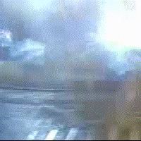  飞进|夫妻吵架，男子醉酒驾车离家出走！老婆一个电话，男子将车飞进了花坛中