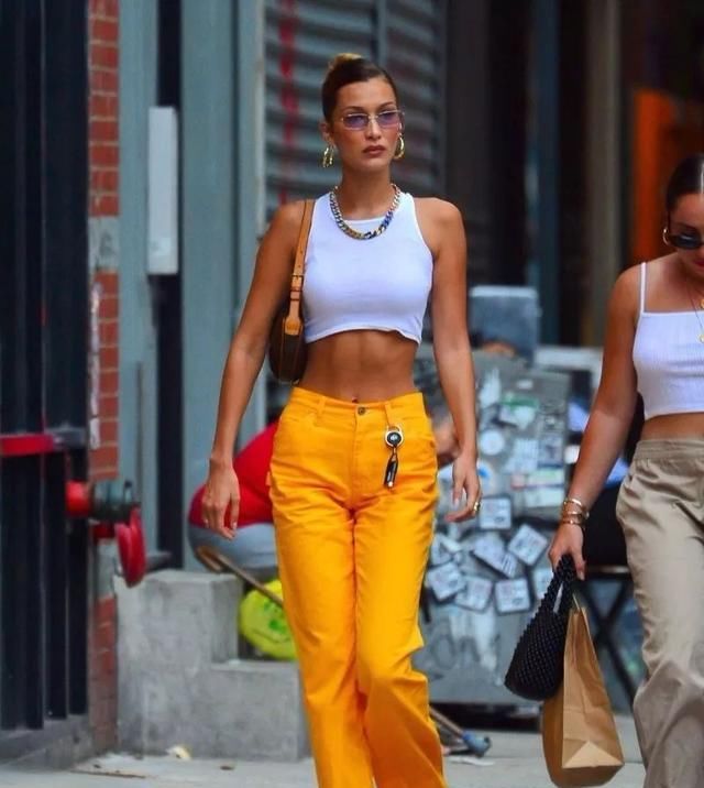 高级有质感|还在背水桶包吗？今年流行的可是“腋下包”，谁背谁好看