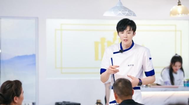  母爱|赵丽颖逗娃母爱洋溢，刘宇宁全能员工，他才是最适合中餐厅的