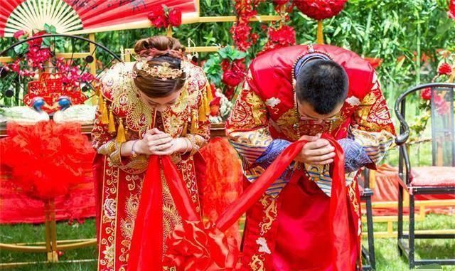 婚姻|接亲时，新娘索要8.8万开门费，说开门红，新郎连问三句转身离去