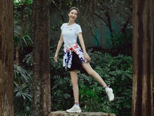  绑到|王丽坤晒运动写真，当她将上衣绑到腰间时，这腰围我没看错吧？