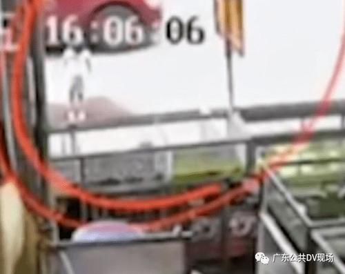  发生|20多人！你们抬车救人的样子真帅！