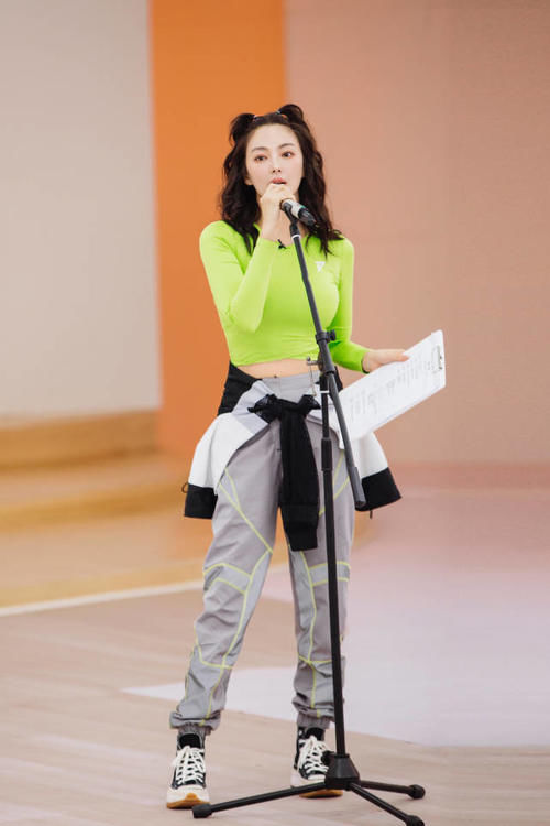  节目|人间清醒张雨绮，不能够只靠人气，但获得第一名同样被质疑