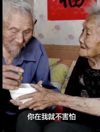  玩游戏|孕妇站着排队，丈夫坐着玩游戏引众怒：明明结了婚，怎么还要全靠自己？