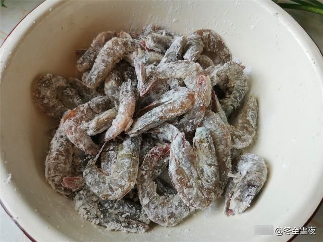 把大虾|别只会水煮大虾，教你这个做法，味道特别香，吃的虾壳都不剩