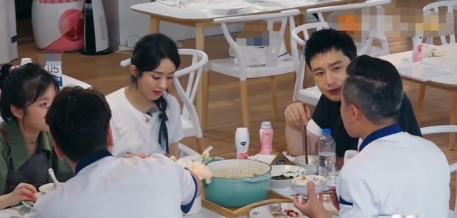  吃不起|赵丽颖嫌林大厨花钱太多, 直言她吃不起饭, 网友: 阴阳怪气的