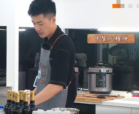  冯绍峰|冯绍峰节目与赵丽颖同框了？看到他的出场方式，忍不住回放好几遍