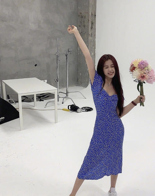  出门|虞书欣最新造型“翻车”？气质红裙配平底皮鞋，像极了富家女出门