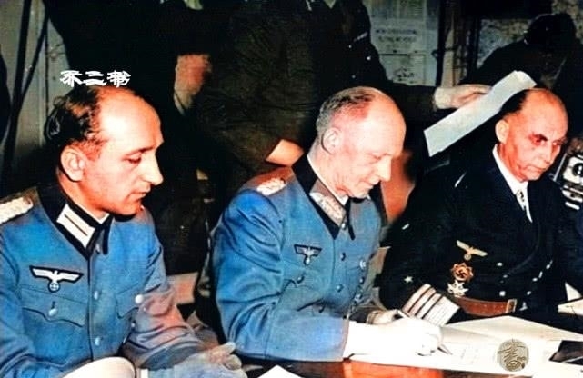  景象|上色老照片：第三帝国崩溃之时的景象，柏林街头躺着战死的德军