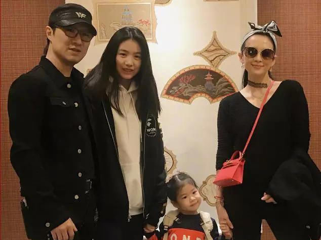 夜光|汪峰大女儿深夜坐屋顶,穿夜光裤像围了一排灯,表情凝重似有心事