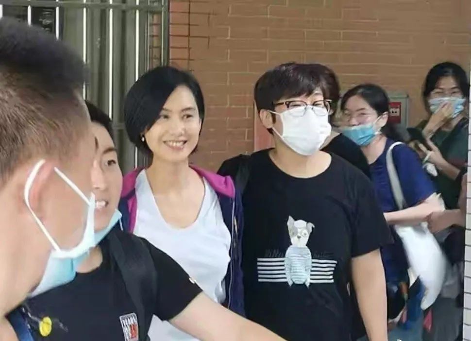 摇钱树|小S“摇钱树”计划稳了！母女同登封面似姐妹这是医美的力量？