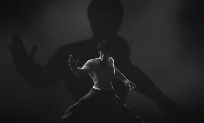李小龙|王者荣耀：李小龙皮肤语音曝光，首次使用双语，变身后会爆衣？