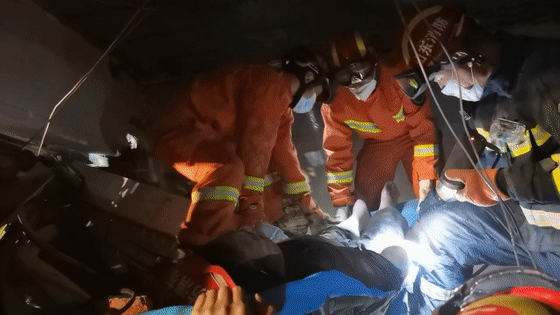  民宅|午夜惊魂！龙口一重型货车“闯”进民宅，司机被困……