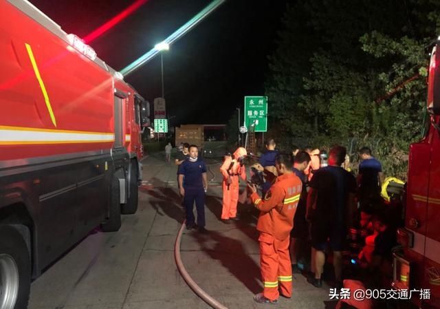 潘市路政大队|干得漂亮!湖南高速成功处置一起危化品泄露事件