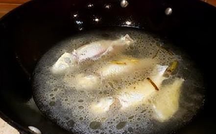  热水|炖鱼汤时，用冷水还是热水？大厨：什么水不重要，关键在怎么炖！