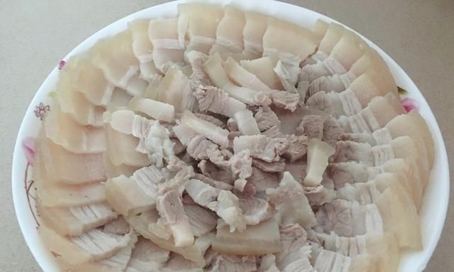  猪肉|这是吃五花肉的新方法，这是用水和大蒜煮的，他很肥但不油腻