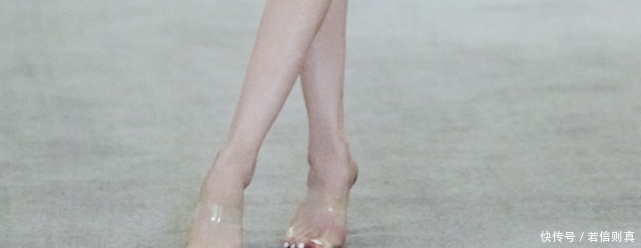 老天|老天还是公平的,给了迪丽热巴漫画腿,同时也让她拥有“猪蹄脚”