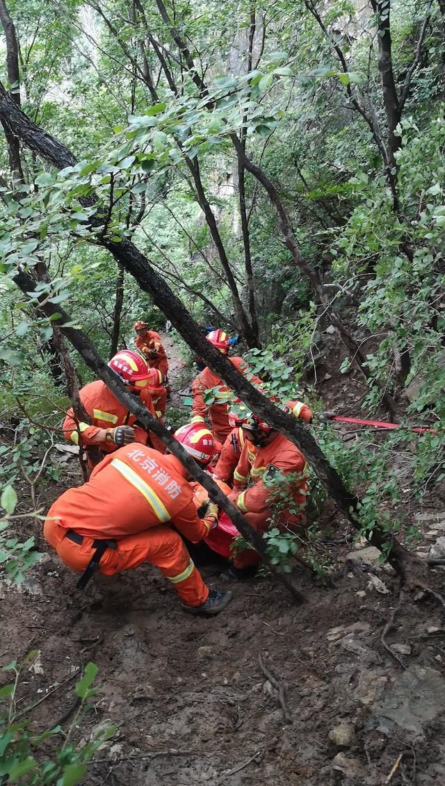 受伤|12小时、12公里！俩驴友门头沟爬野山受伤，救援人员连夜冒雨救援