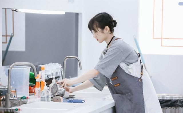  赵丽颖|《中餐厅》太真实，一次火锅，赵丽颖过分高冷，李浩菲暖场非常