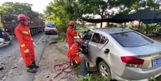  相撞|合浦一小车超车与对向车辆相撞，致2人不幸身亡！记录仪拍下撞击瞬间