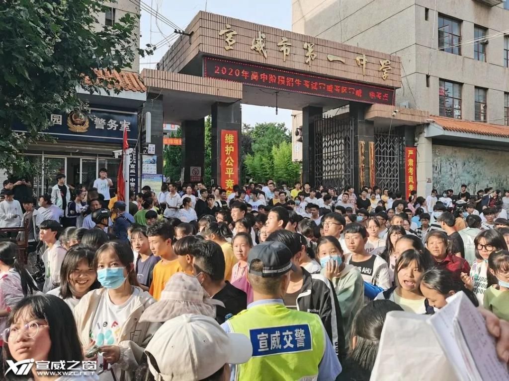  发生|宣威中考首日 考场外发生了这几幕