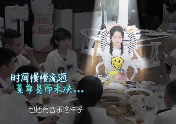  察觉|赵丽颖“生闷气”独自离开，李浩菲察觉后，谁注意她的小动作？