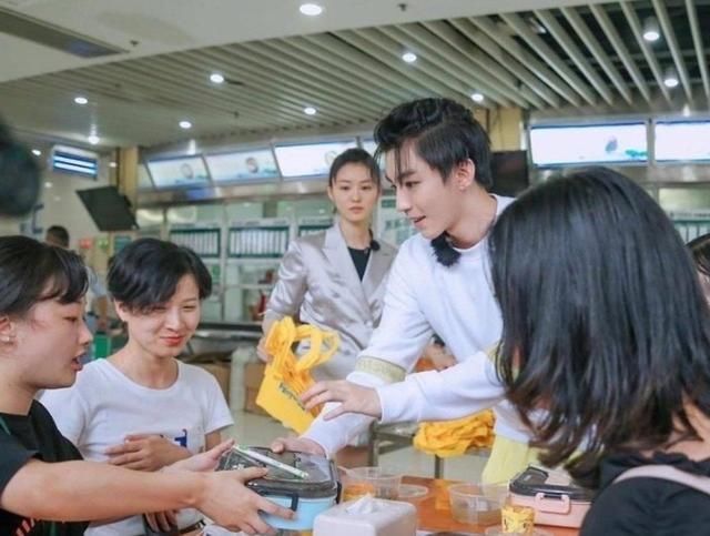  身高|王俊凯路拍生图曝光，失去十级精修效果后，这身高我没眼花吧