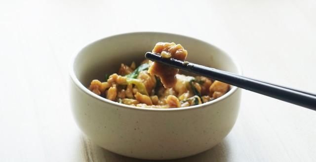  鸡肉|鸡肉焯水时，有人用沸水，有人用冷水，都不对！这才是正确方法