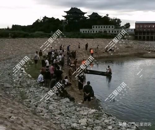  德惠|德惠两名女孩在松花江边玩耍不慎落水，家属抱着孩子坐在岸边痛哭