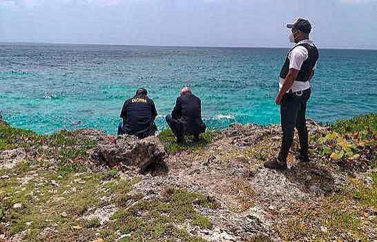  女孩|男子掐死邻居家的9岁女孩，把尸体和石块装在一起沉入大海