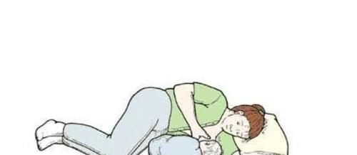  入迷|奶奶看戏入迷，忘记了正在喂孩子吃奶，宝宝的表情让人捧腹大笑