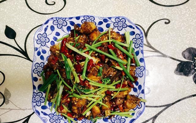 详细|川香辣子鸡,麻辣爽口超过瘾,2个鸡腿做了一大盘,附详细步骤