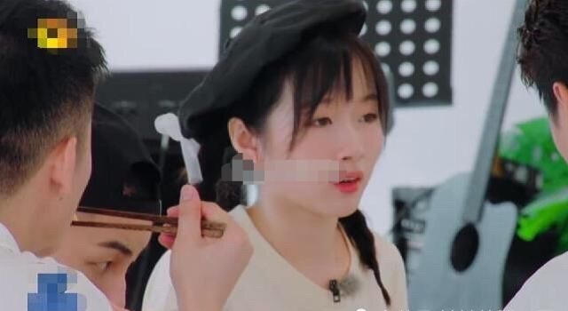  中餐厅|《中餐厅》矛盾升级？张亮当众把筷子扔桌上，李浩菲被吓到表情凝固