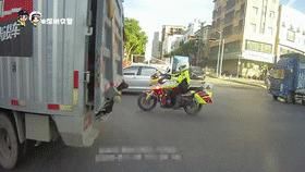  赶紧|赶紧往前挪！！这种情况下，车辆闯红灯不受处罚！