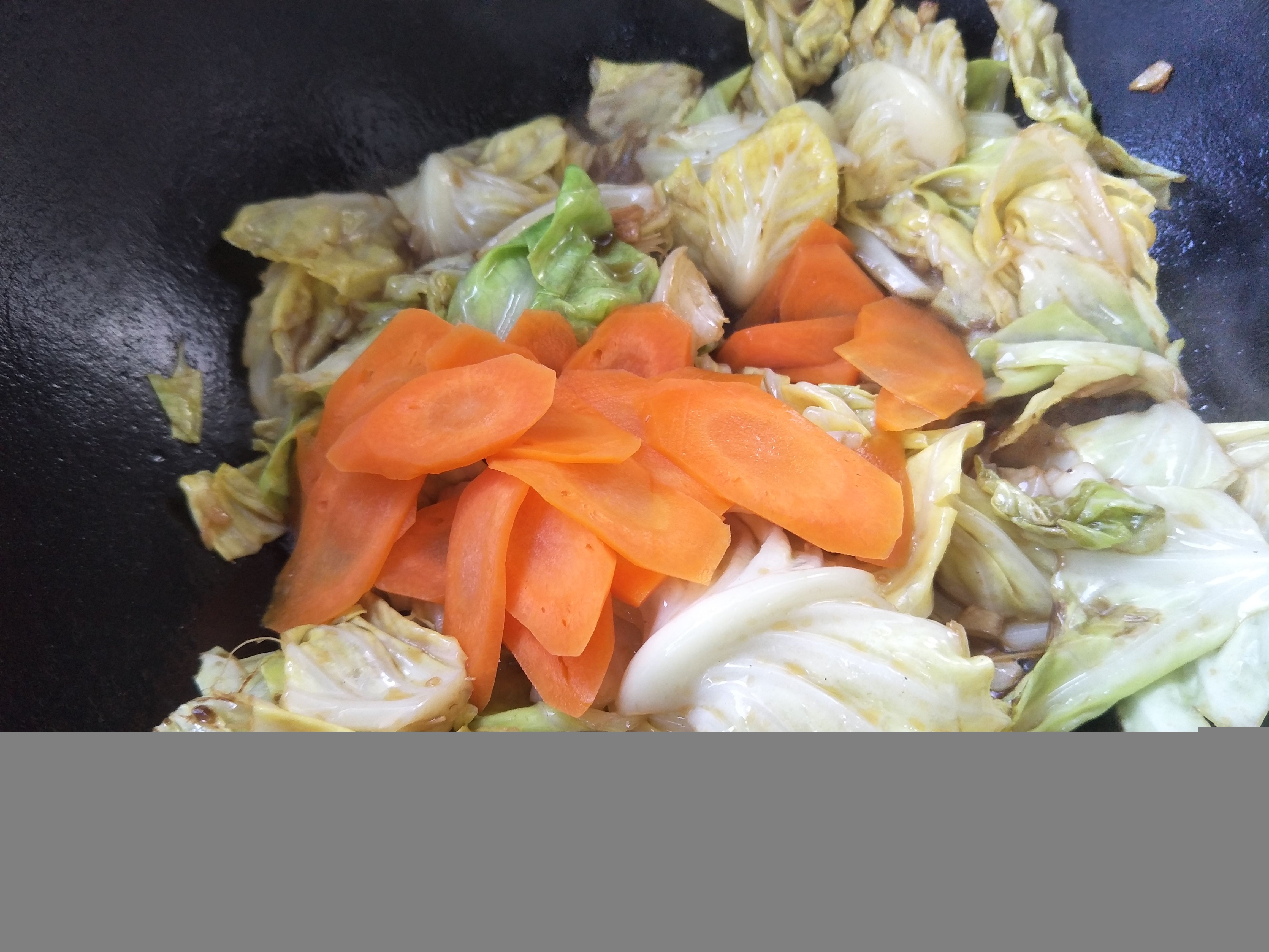  胡萝卜|炒包菜时，多加1样配菜，味道更好营养高，孩子老人都爱吃