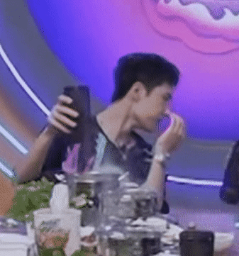  街舞|街舞：王一博被火锅辣到流鼻涕打喷嚏，腰围让人意外，女生都羡慕