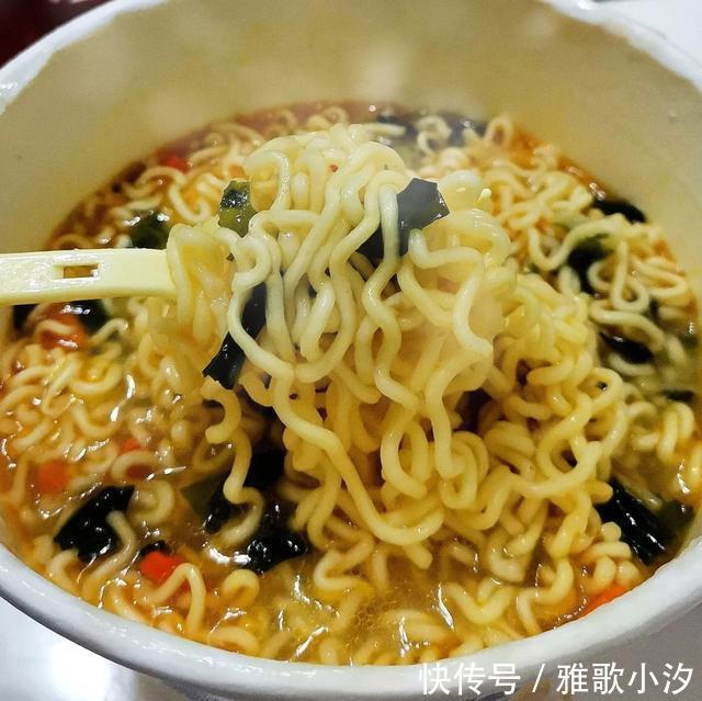 飘香|大学宿舍里公认“最好吃”的5种泡面,最后一种,飘香十里!