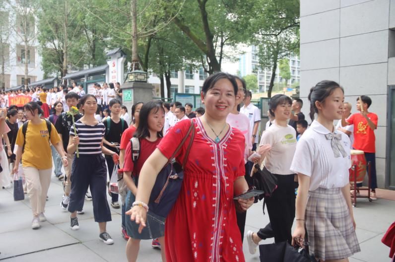  送考|乘风破浪高考日 盘点常德市二中爱心送考的那些美好画面！