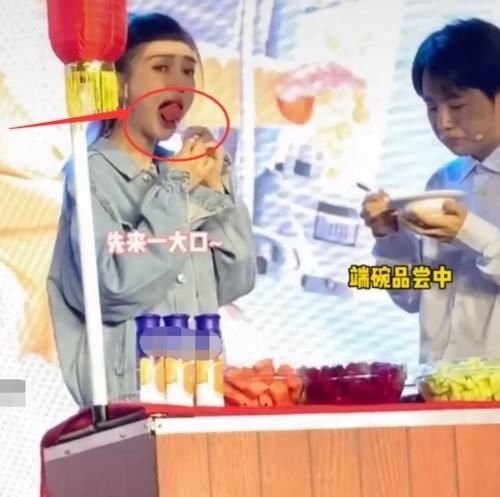 心疼|baby吃水果,没人给她送盘子接着,看到她是咋吃的,我心疼了