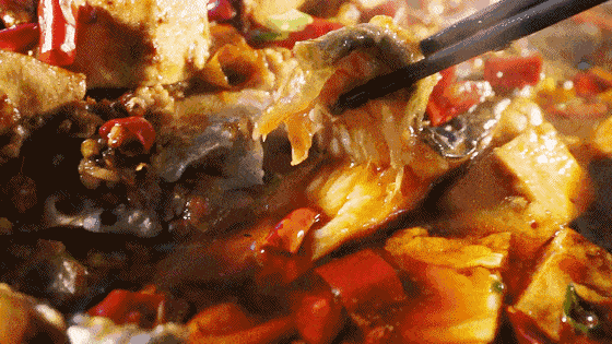 看着|清蒸鲈鱼吃腻了,不如换个口味,香辣爽口,看着都过瘾~